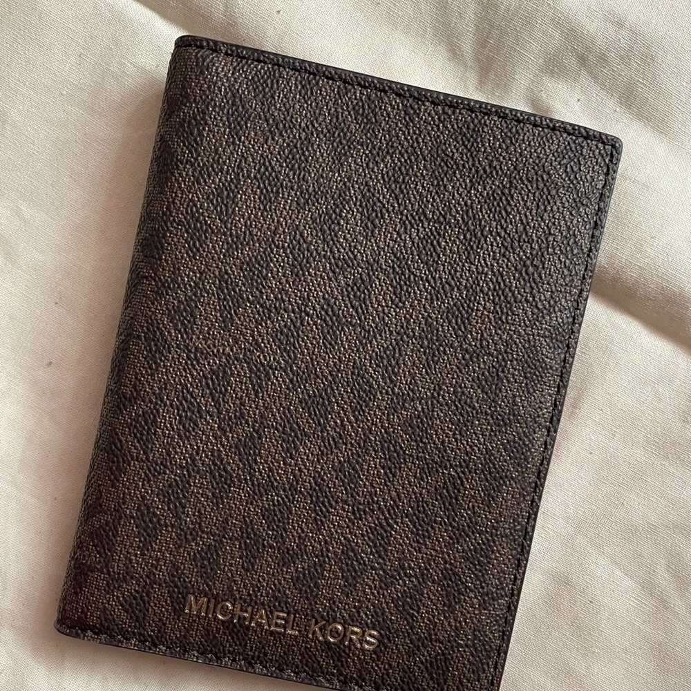 Michael Kors Jetset monogram passport wallet